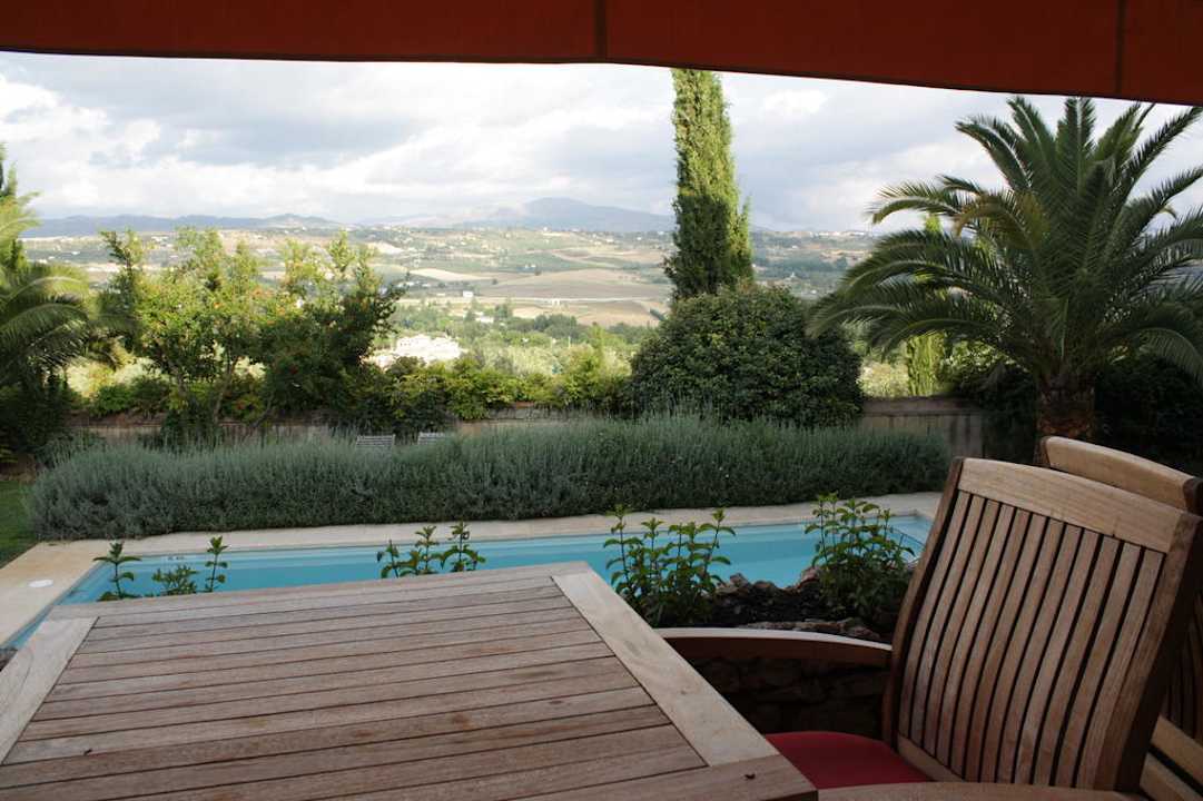 Auf der Frückstücksterrasse mit Blick zum Pool Hotel La Fuente De La Higuera