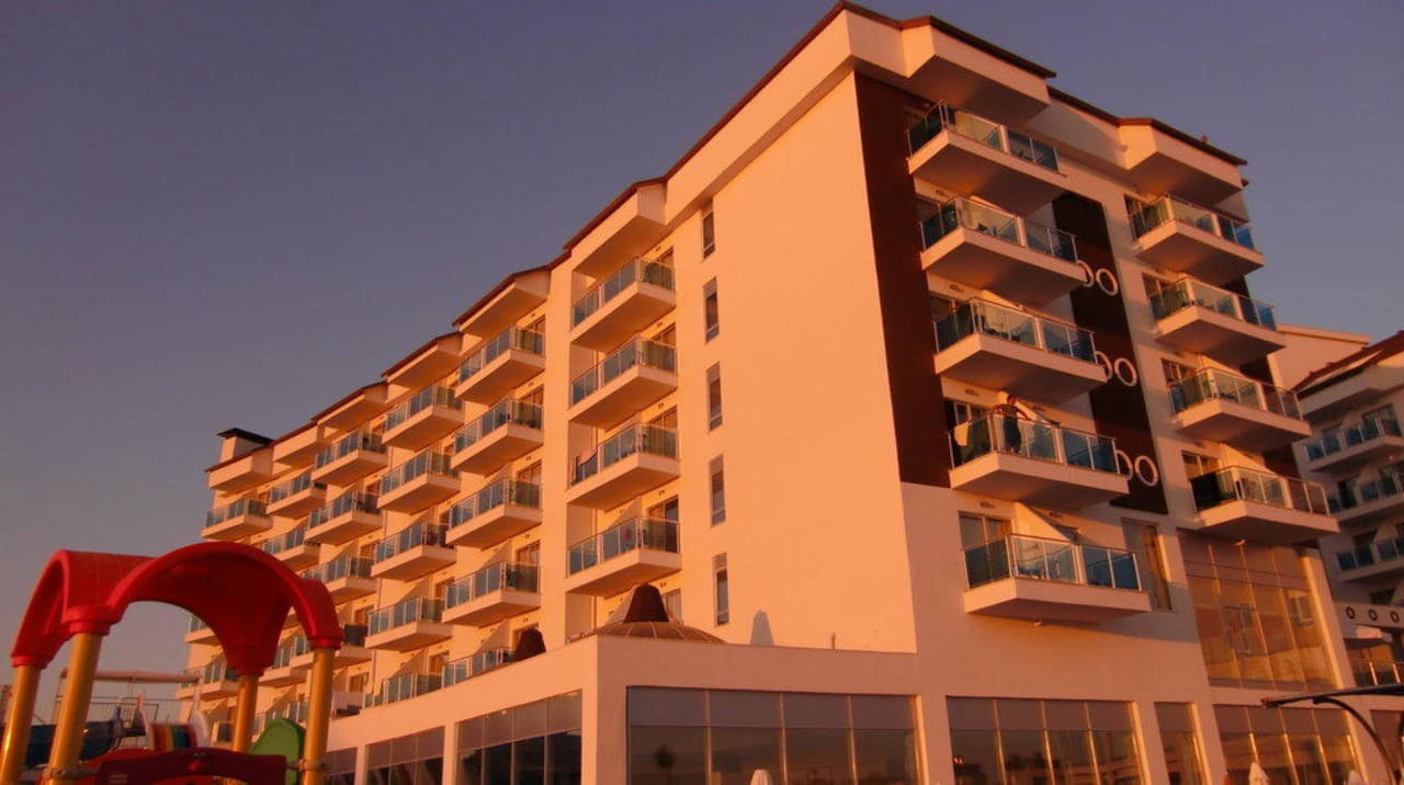 Außenansicht Gebäudeteil links Cenger Beach Resort & Spa