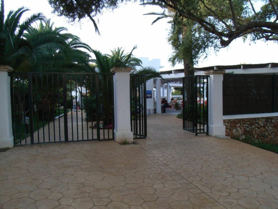 Aufnahme Eingang zum Ariel Chico Gavimar Ariel Chico Club & Resort
