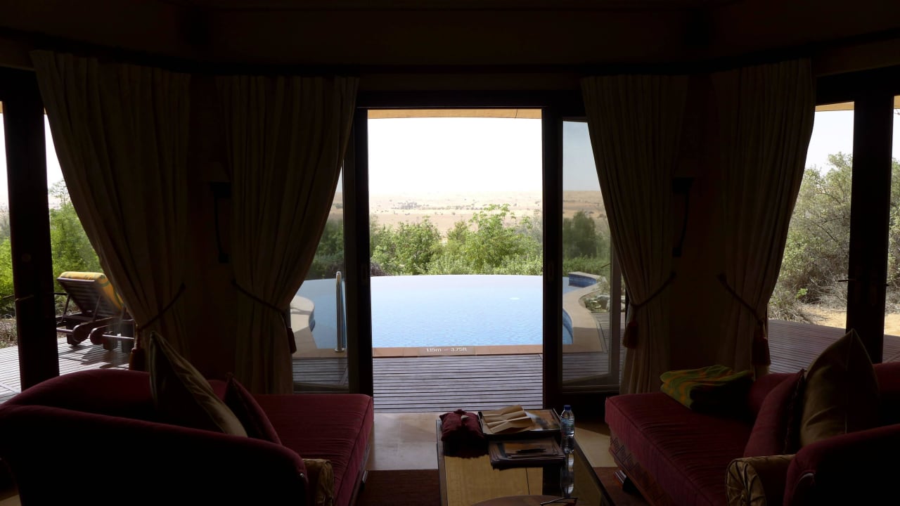 Blick aus dem Zimmer auf den Pool Al Maha, A Luxury Collection Desert Resort & Spa