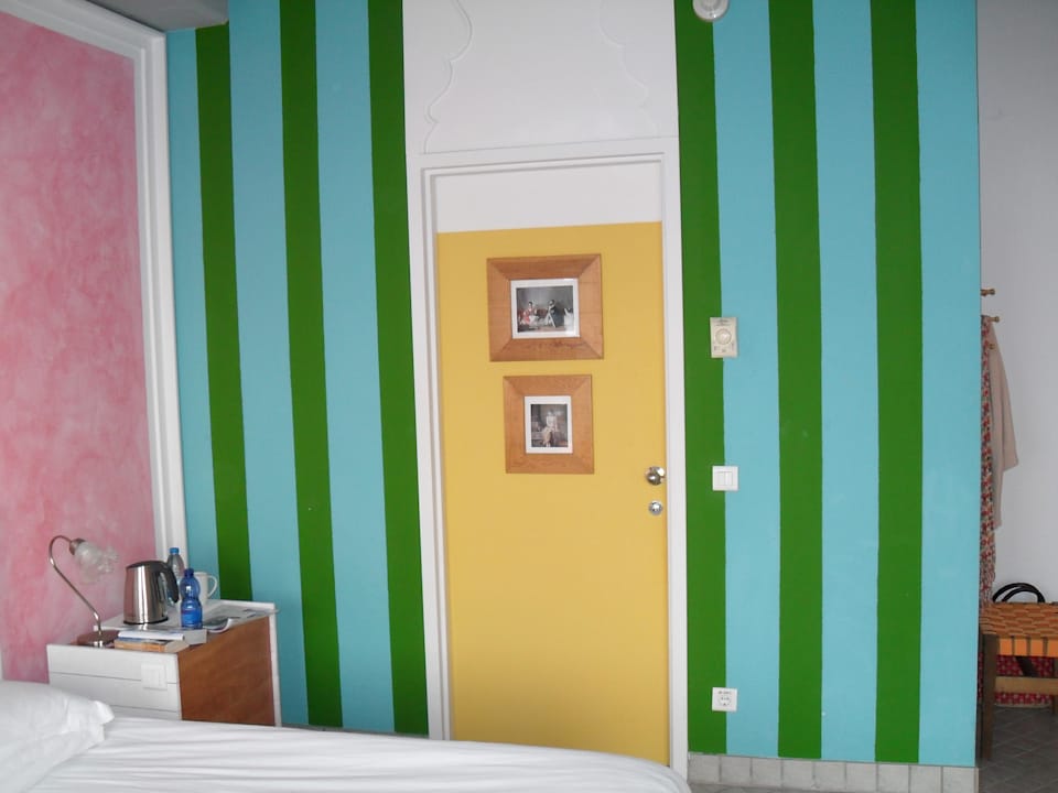 Hinter der gelben Tür ist das Bad The Marmara Antalya Hotel