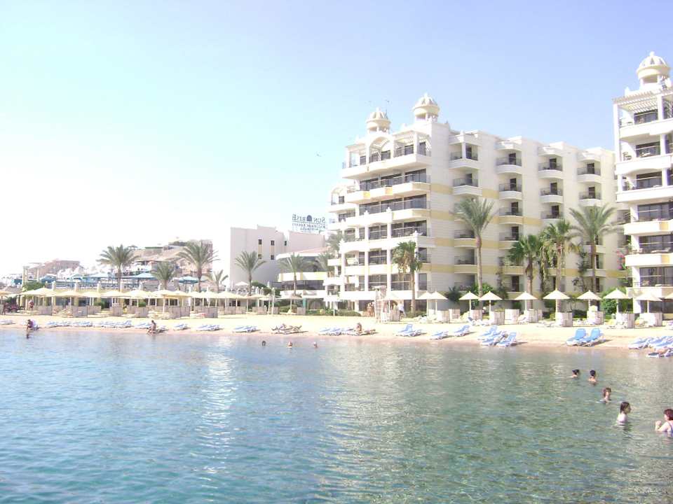 Вид на отель и пляж SUNRISE Holidays Resort (Adults Only)