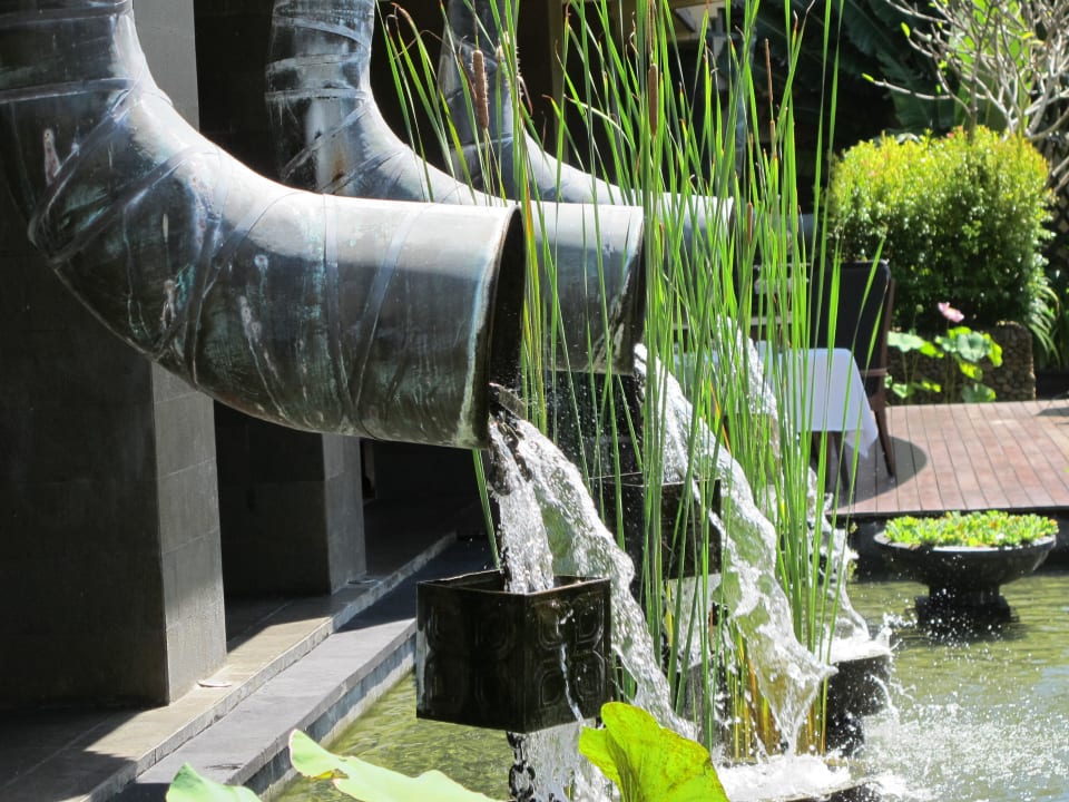 Wunderschöne Wasserelemente The St. Regis Bali Resort