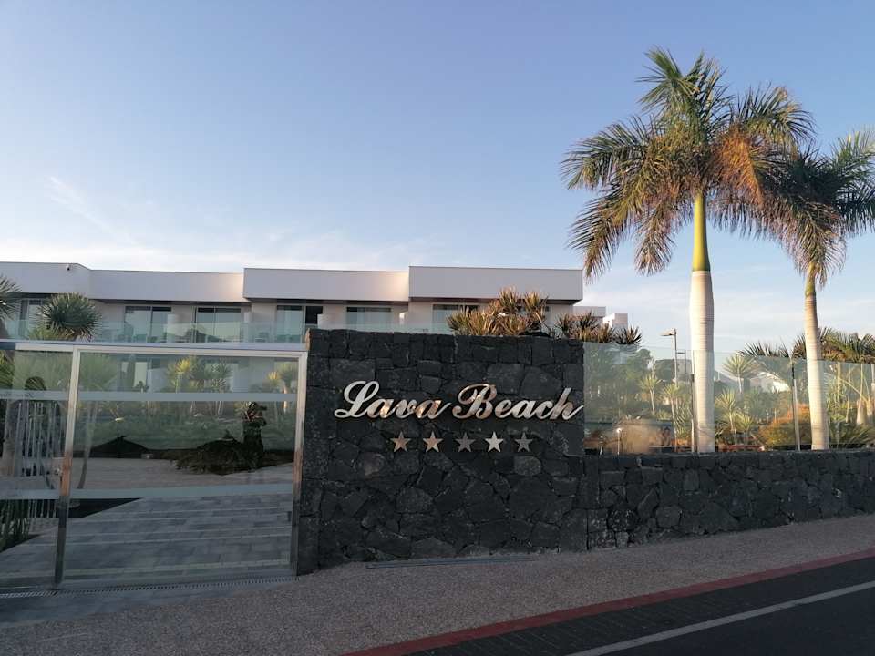 Außenansicht Hotel Lava Beach