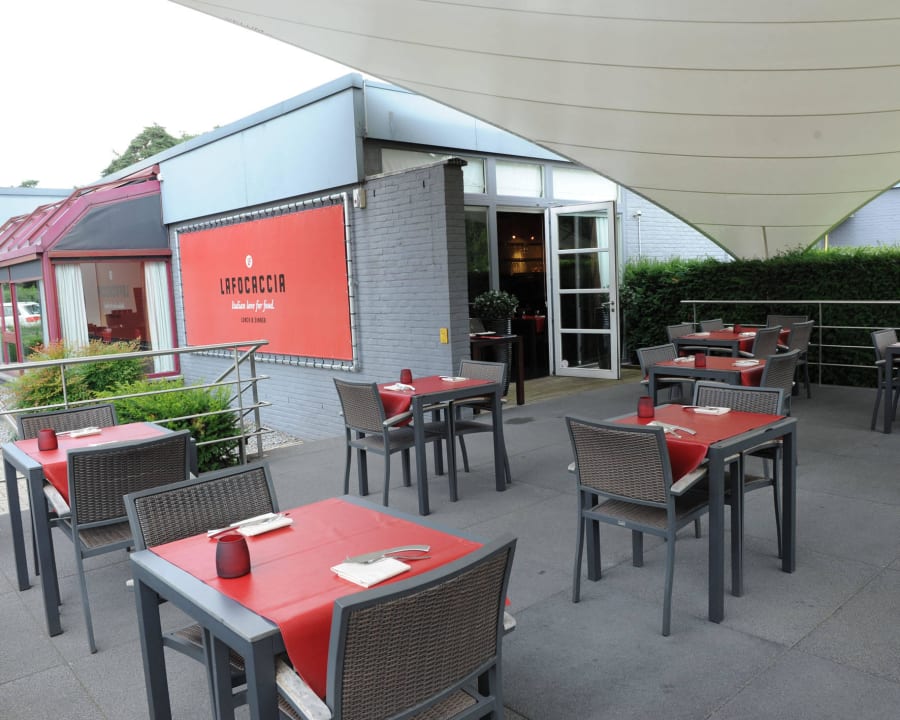 La focaccia outside Hotel Atlantis