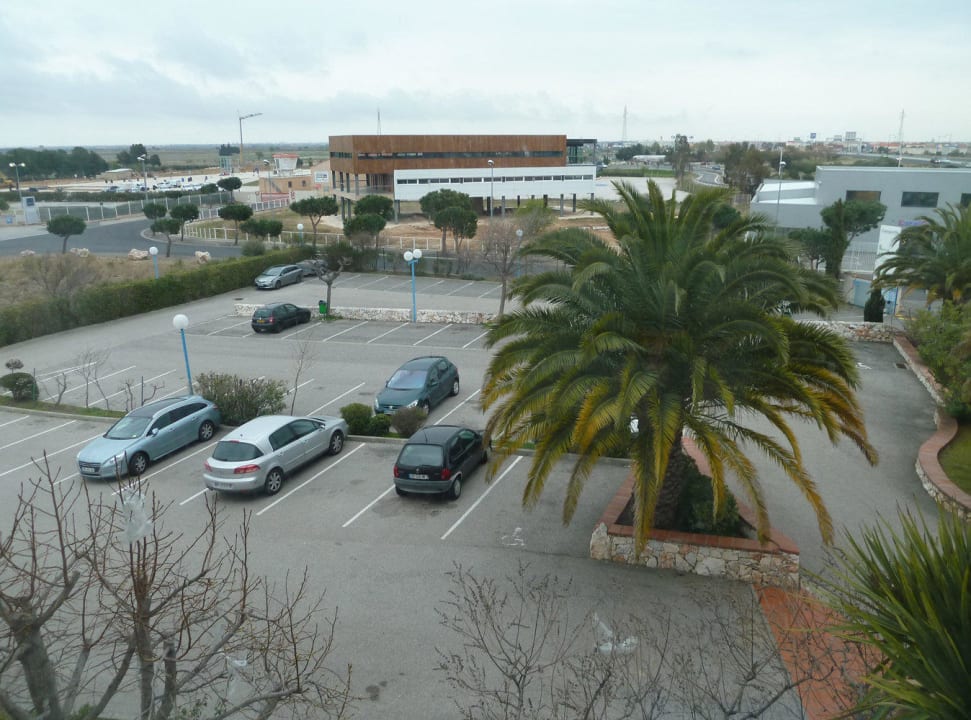 Ringsum ein großes Gewerbegebiet Hotel Campanile Perpignan Nord - Rivesaltes