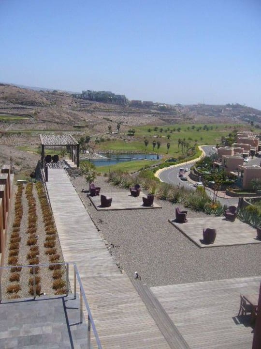 Blick auf Straße und Golfplatz Salobre Hotel Resort & Serenity