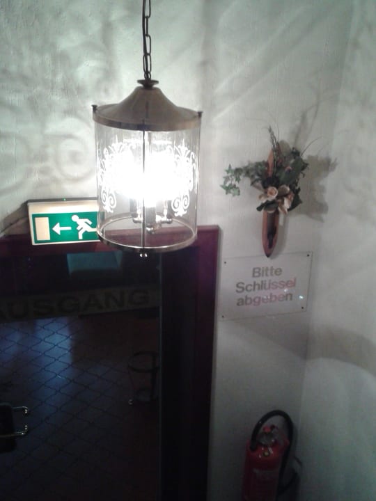 Vom Zimmer aus gelangt man ins Treppenhaus Hotel am Chlodwigplatz