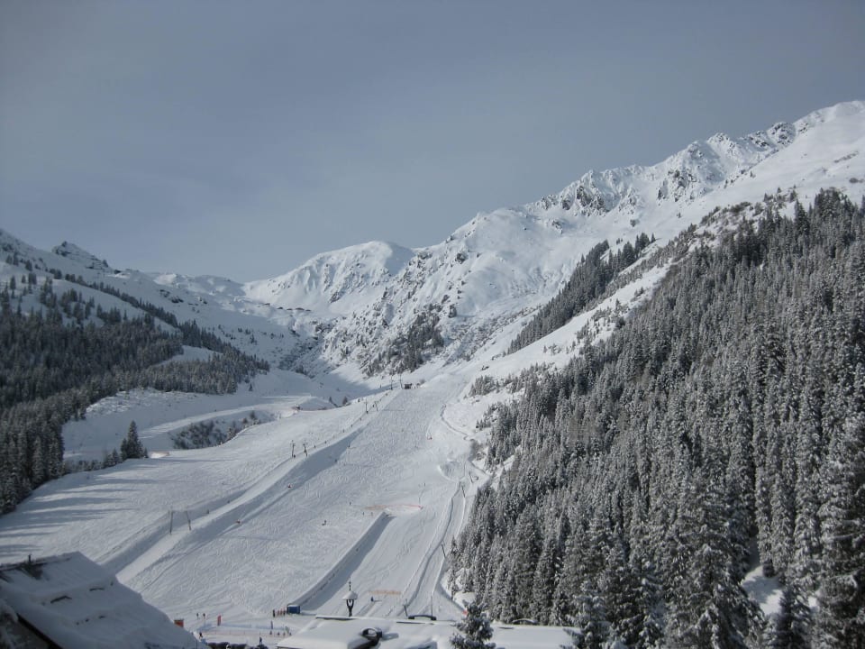 Blick von der Hotelterrasse/Restaurant zur Piste Hotel Zirbenhof