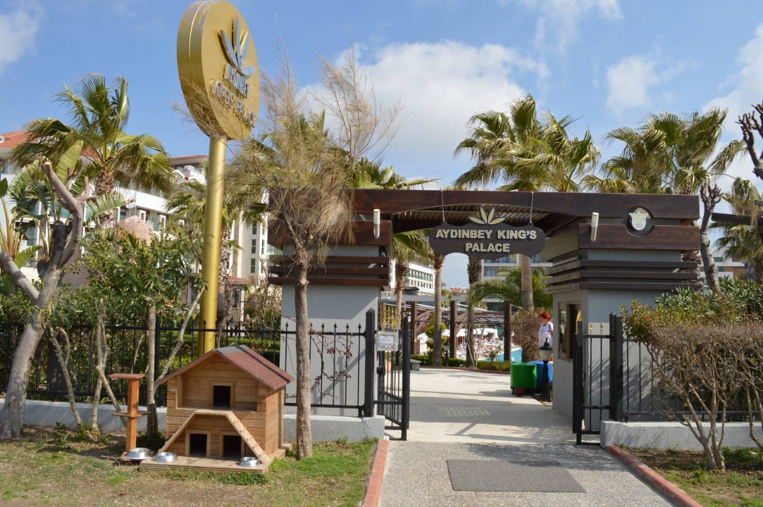 Hoteleingang von der Promenade Aydinbey Kings Palace & Spa