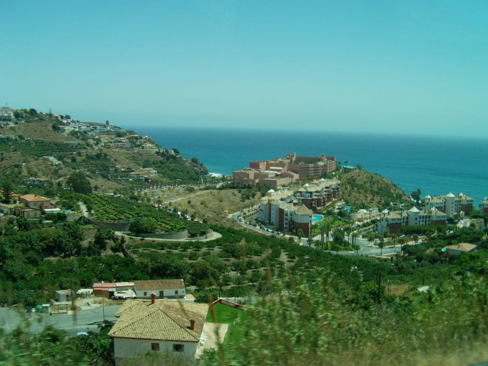 Blick auf das Hotel von der Straße Playacálida Hotel