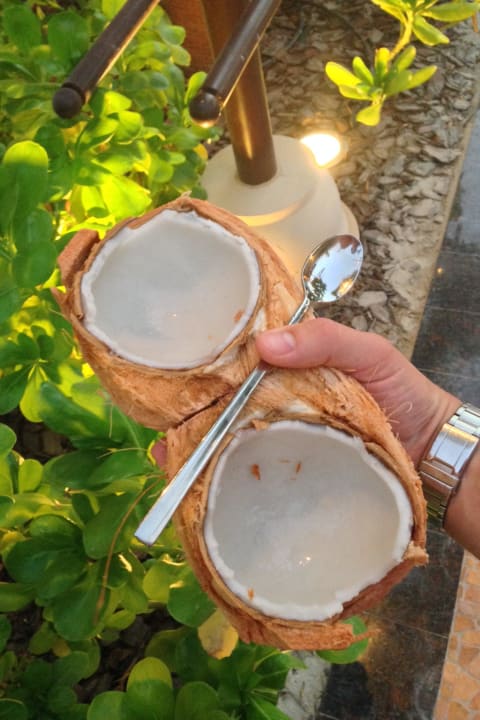 Snack an der Poolbar Anantara The Palm Dubai Resort