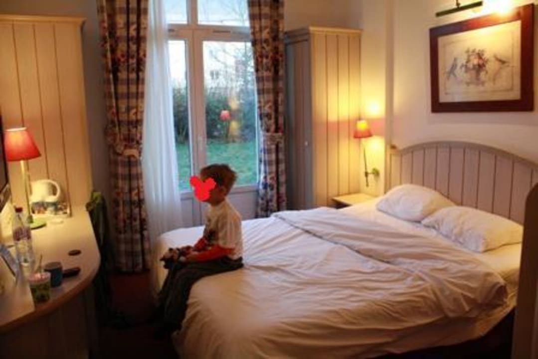 Unser Zimmer im Erdgeschoss Campanile Val de France