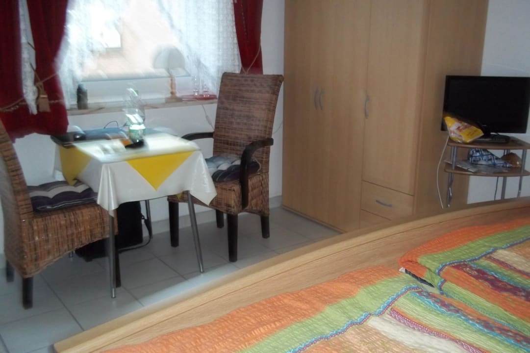 Zimmer mit Tisch und TV Hotel Carolinensiel Doan