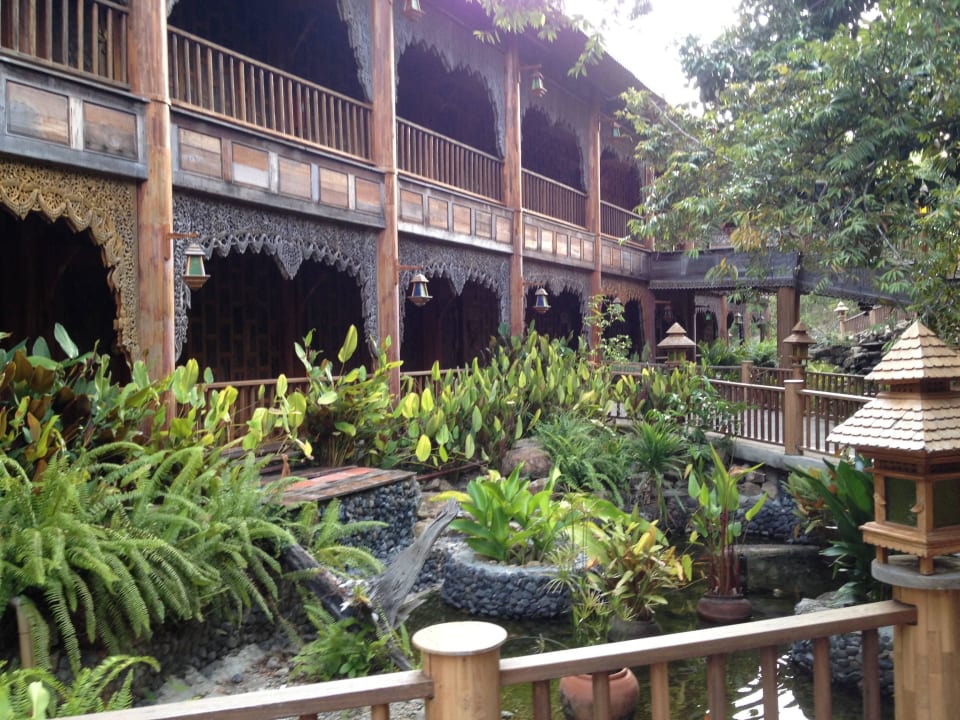 Jeden z budynków z pokojami Santhiya Koh Phangan Resort & Spa