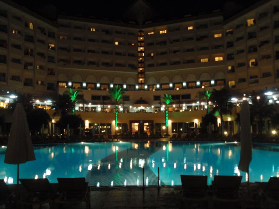 Pool & Hotel bei Nacht Saphir Resort & Spa