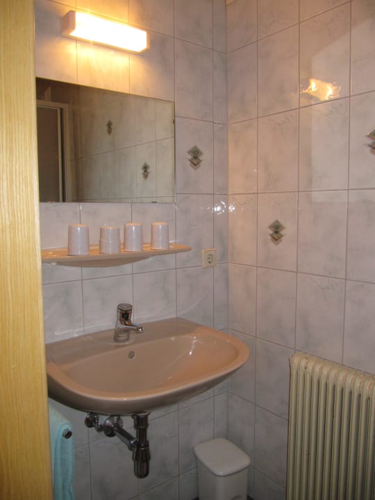 Bad mit DU und Waschbecken Pension Vielgut