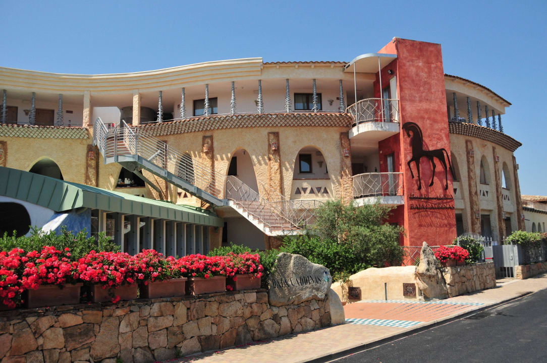 Eingang, Straßenseite Hotel Resort & Spa Baia Caddinas