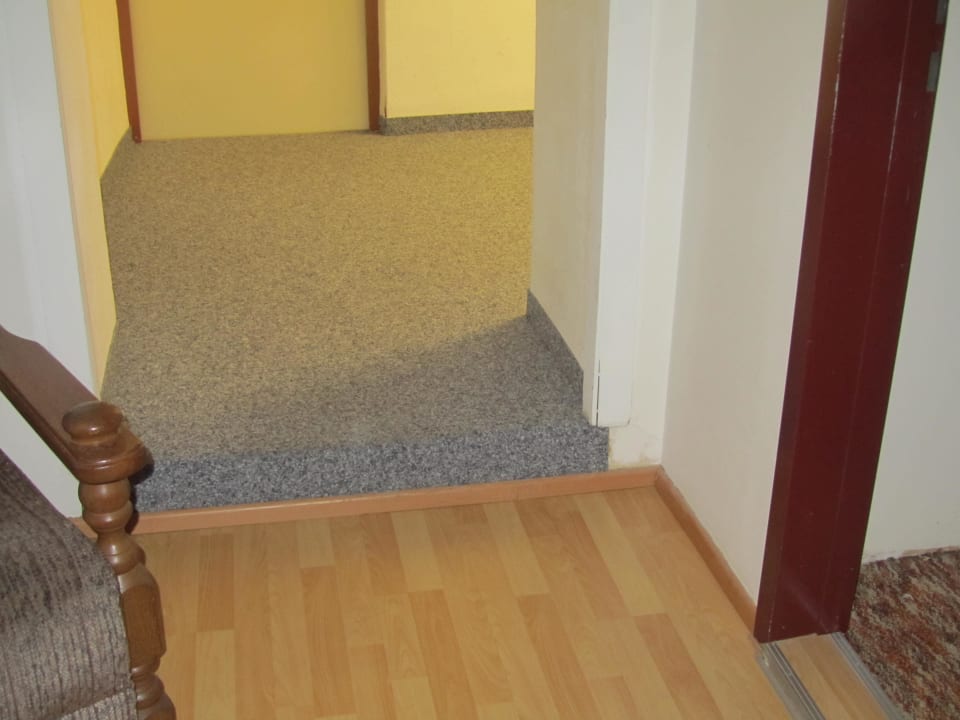 Stufe am Gang zu den Zimmern 20 und 21 Gasthof Ölberg