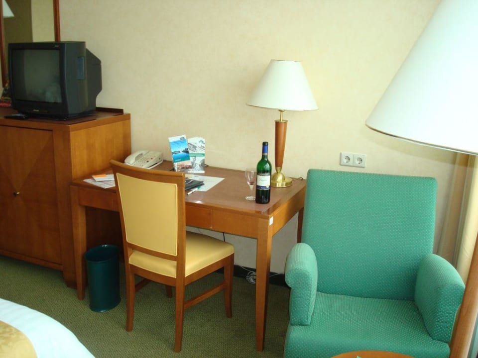 Sitzecke mit Blick auf den Maschsee Courtyard by Marriott Hannover Maschsee