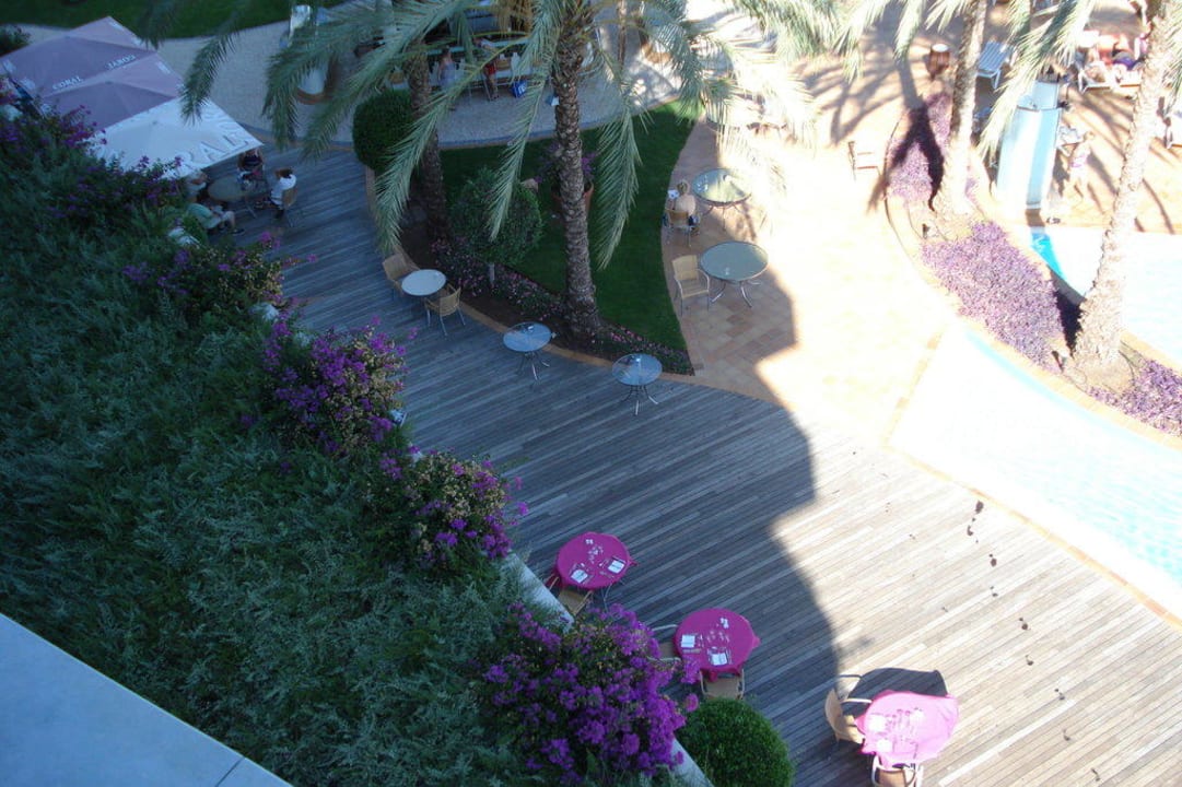 Blick vom Balkon auf Sitzbereich Restaurant Pestana Grand Ocean Resort