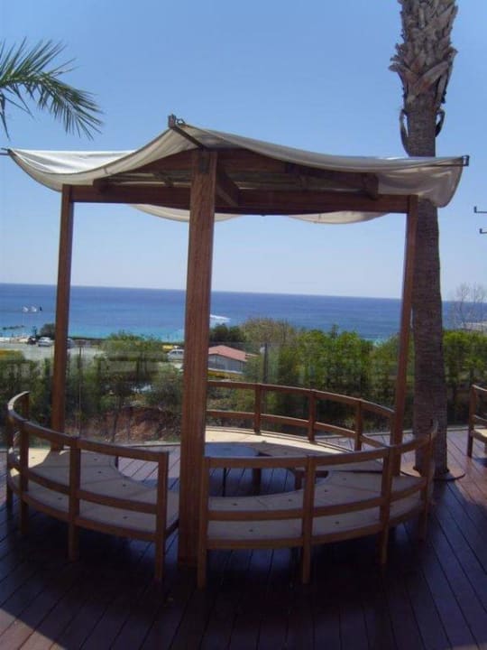 Sitzmöglichkeiten am Pool Napa Mermaid Hotel & Suites