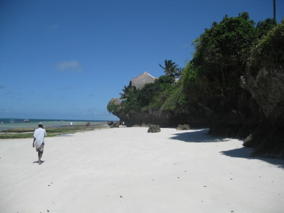 Strand mit Blick zum Hotel Bahari Beach Hotel