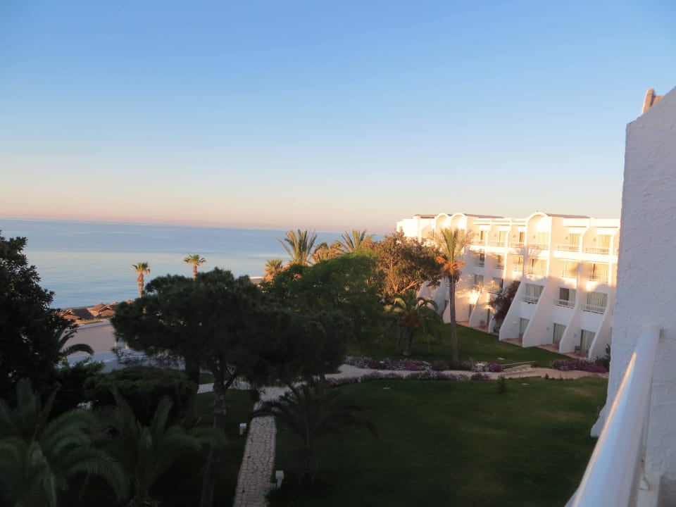 Blick vom Balkon über die Gartenanlage zum Meer Hotel Bel Azur Thalasso & Bungalows