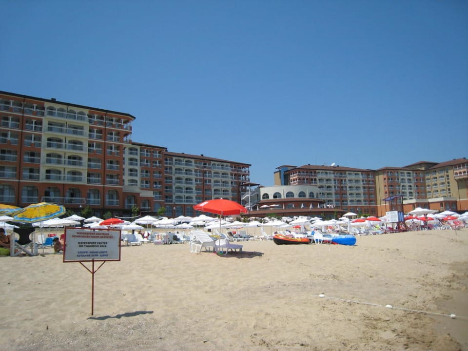 Widok hotelu z plaży Sol Luna Bay