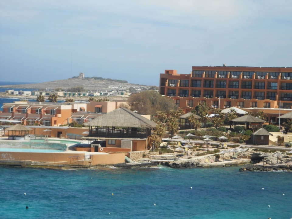 ..vom Balkon aufs Hotel Ramla Bay Riviera Spa Resort - Adults Only