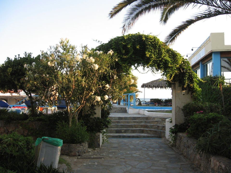 Poolbereich  HARPIN Happy Days Beach Hotel