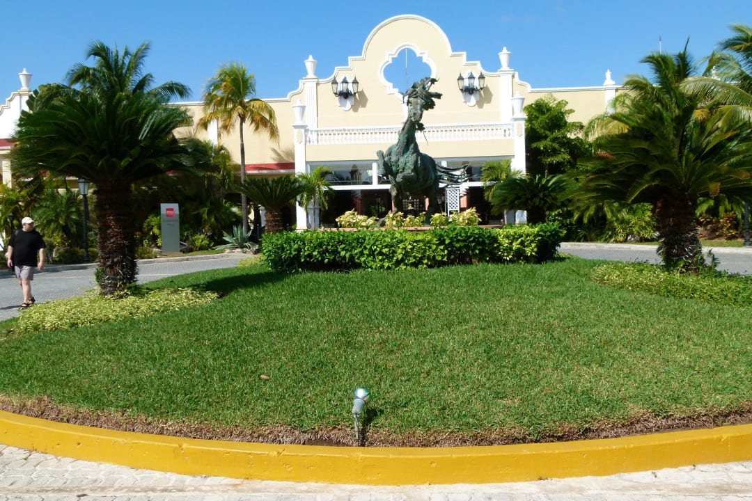 Hotelfrontansicht. Hotel Riu Tequila