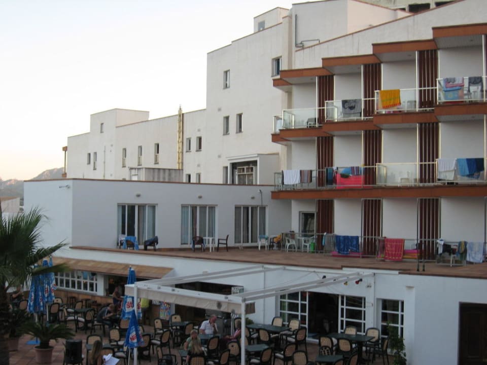 Der Ausblick vom Balkon in Richtung links Hotel Clumba