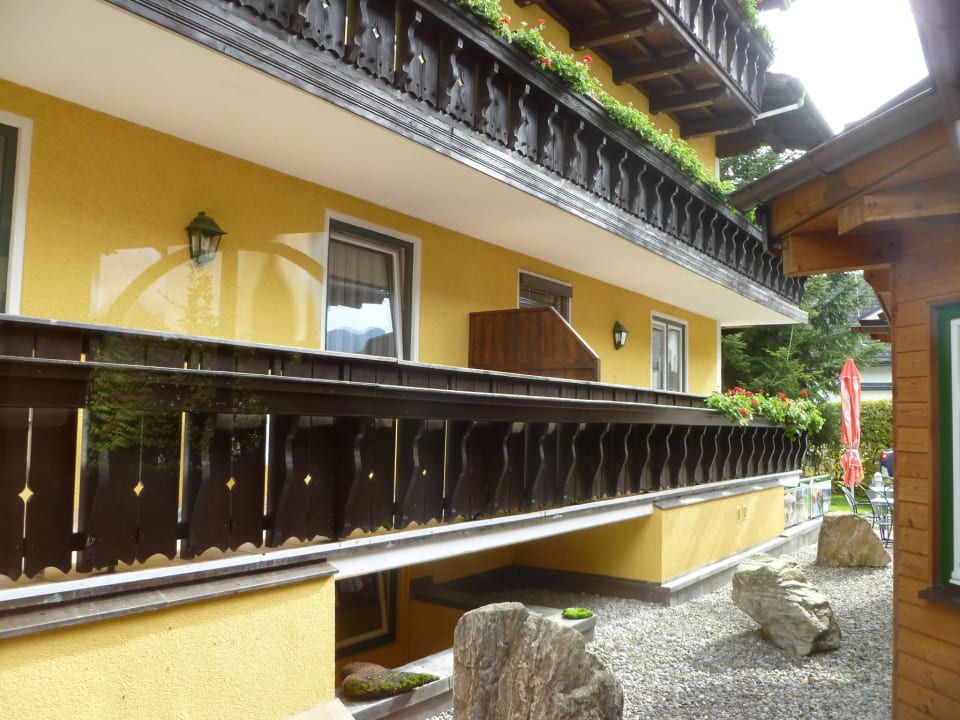 Lange Balkone vor den Gästezimmern Hotel Gutjahr