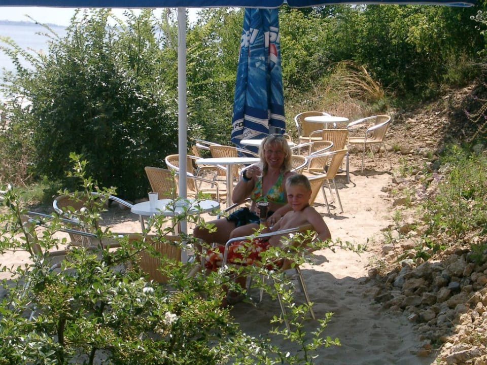 Sitzgelegenheiten bei der Beachbar Paradise Beach Hotel