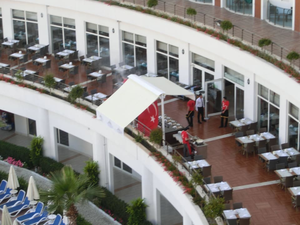 Der Grill unter dem Schirm dampft alle ein Side Prenses Resort & Spa