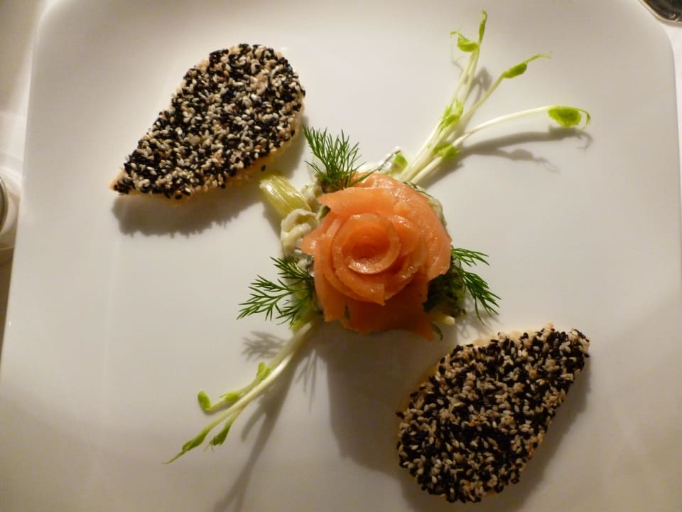 Vorspeise - Lachsröschen mit Sesamtoast Hotel Alpenheim Charming & Spa