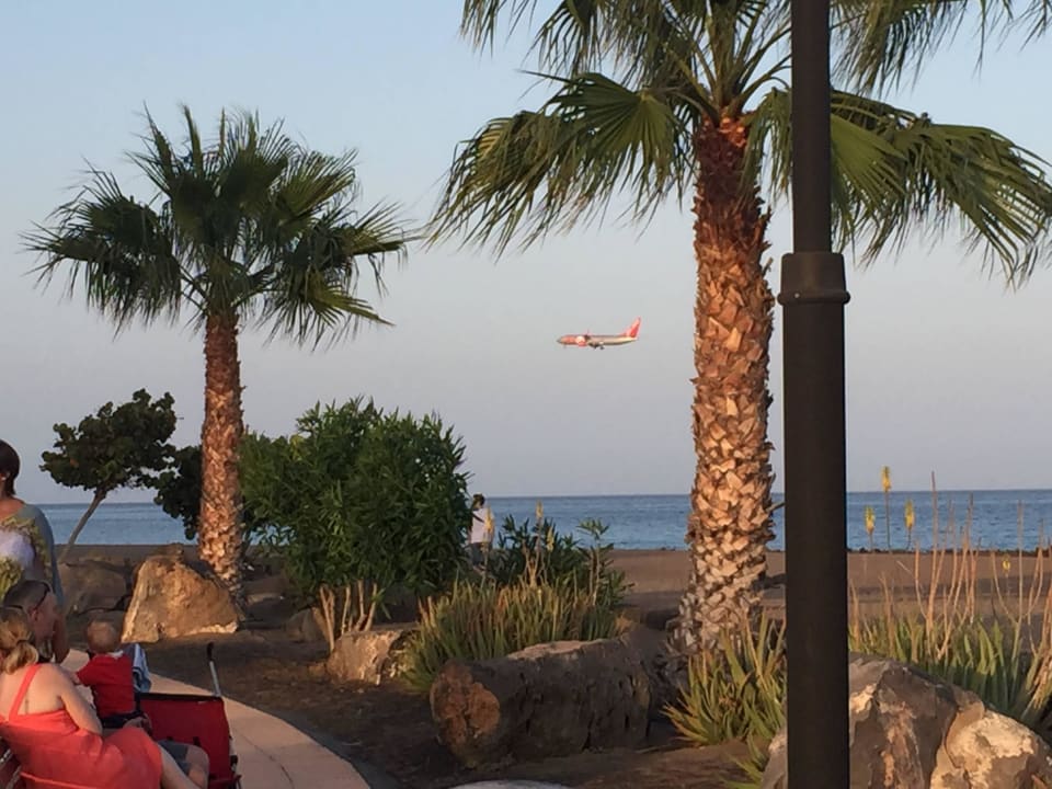 Flugzeuge sehr nah am Strand und Hotel Sentido Aequora Lanzarote Suite