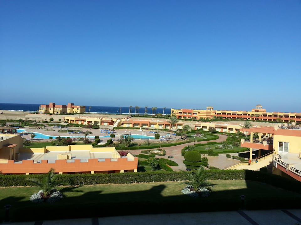 Vom Balkon über Garten-/ Poolanlage zum Meer Malikia Resort Abu Dabbab