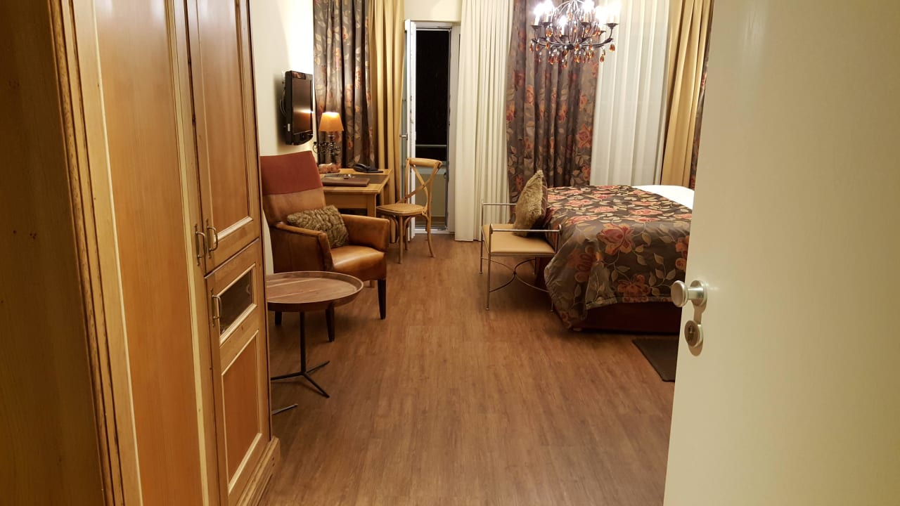 Einblick ins Prestige Zimmer Hotel Ampervilla