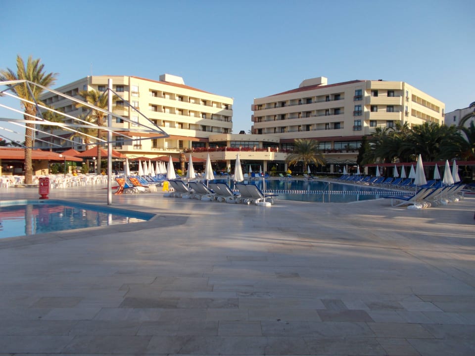Pooll mit Blick aufs Hotel Hotel Miramare Beach