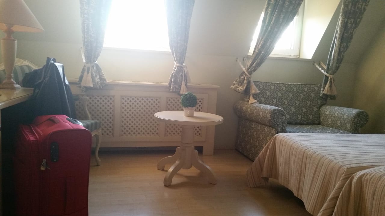 Fenster zur Straßenseite Hotel Burghof