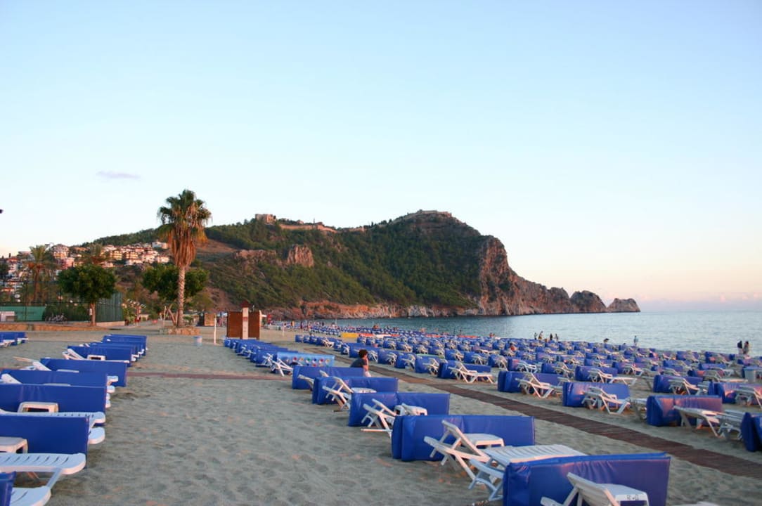 Blick vom Strand auf die Burg Riviera Hotel & Spa