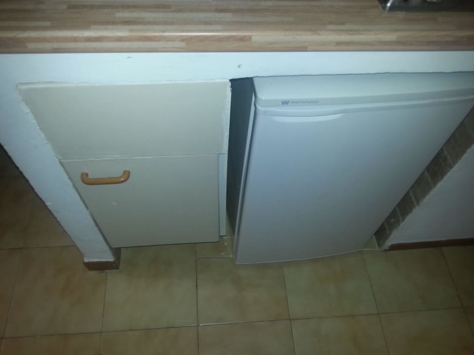 Tür vorsichtig öffnen damit sie nicht raus fällt FLOR los Almendros Apartamentos