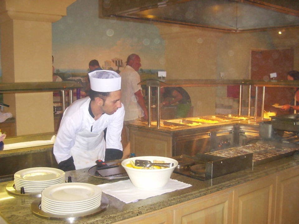 Kucharz dbał o świeży posiłek w restauracji Lindos Princess Beach Resort & Spa