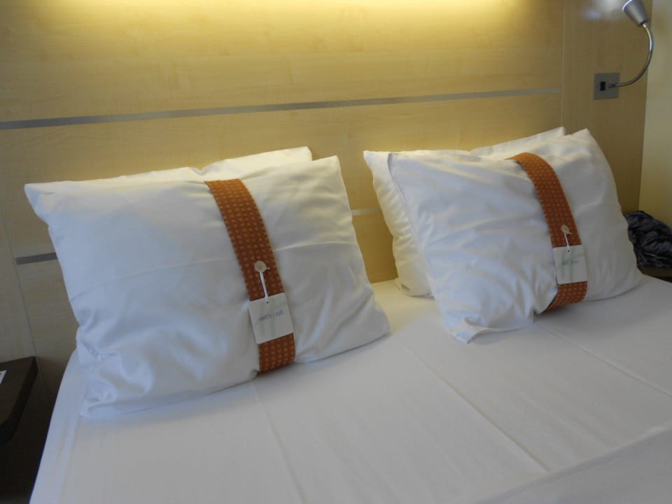 Zwei Kissen für jeden Holiday Inn Express Berlin City Center