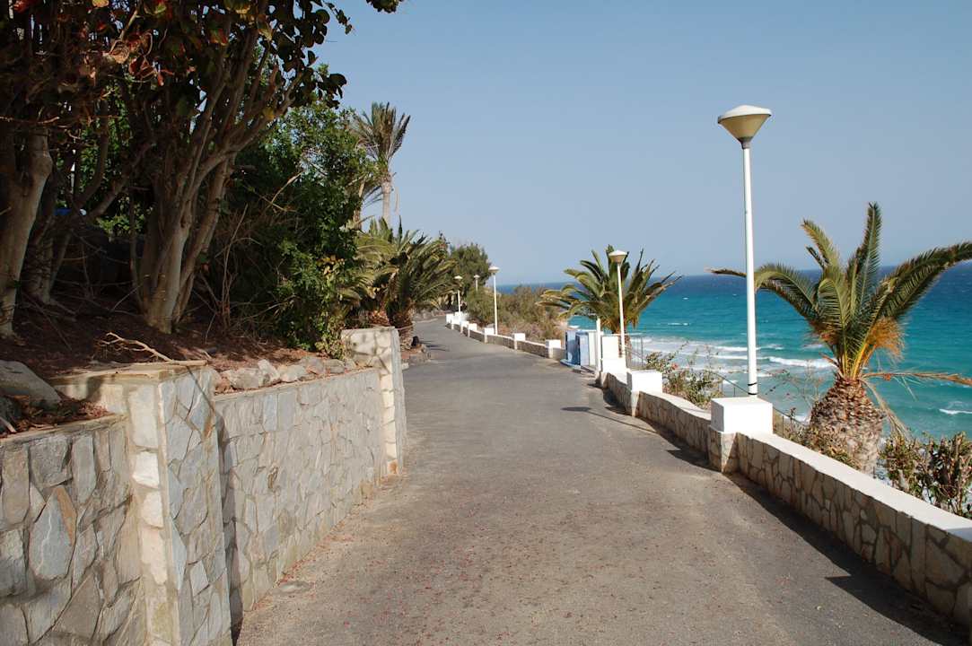 Asfaltowy chodnik nad plażą SBH Club Paraiso Playa