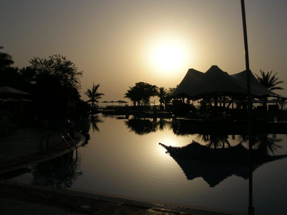 Sonnenuntergang Hotel Le Meridien Al Aqah Beach Resort