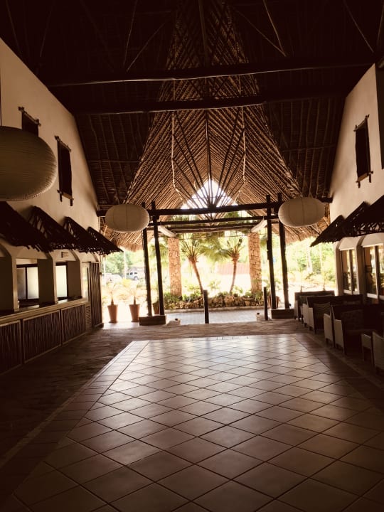 Lobby Bahari Beach Hotel