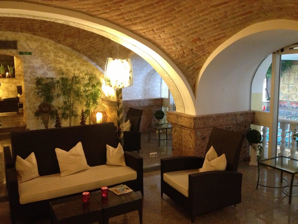 Lounge mit Blick auf das Hallenbad Dilly - Das Nationalpark Resort